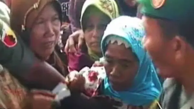Ribuan Warga Korban Lumpur Lapindo Berebut Sembako