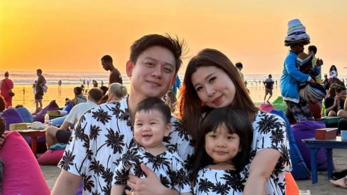4 Potret Gaya Kompak Keluarga Bobon Santoso, Rajin Pakai Baju Couple Penuh Chemistry
