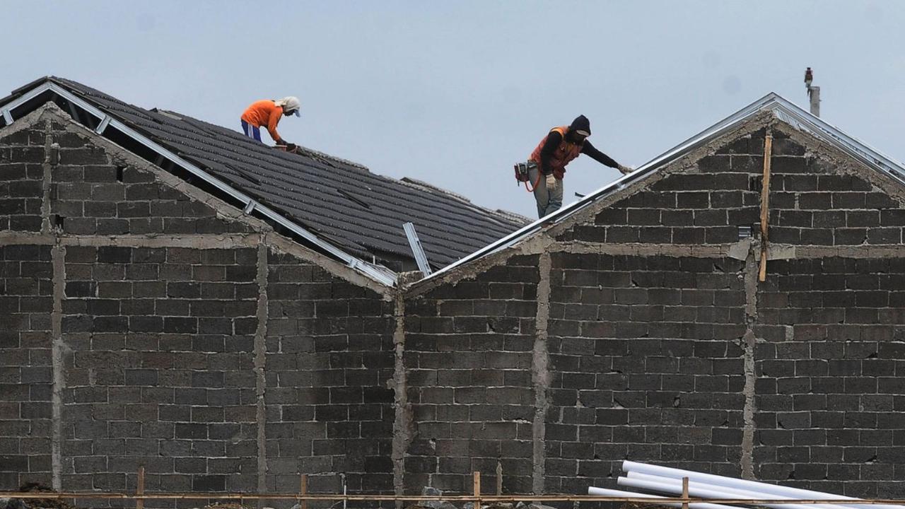 Pekerja menyelesaikan proyek pembangunan rumah subsidi di Kawasan Cibitung, Bekasi, Jawa Barat, Sabtu (17/2/2024). Foto: merdeka.com / Imam Buhori