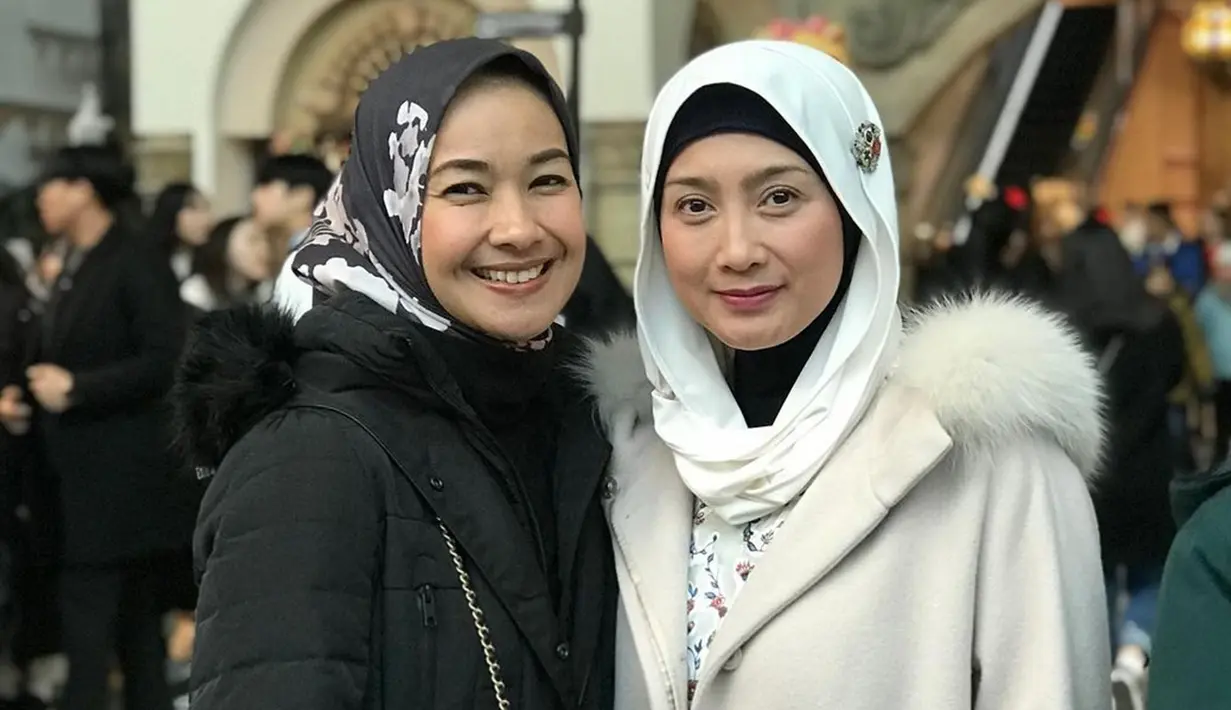 Alya Rohali pertama kali bertemu dengan Desy Ratnasari di lokasi syuting sinetron 'Meniti Cinta'. Kala itu, popularitas Desy disebut sedang berada di puncaknya. Meski begitu, ternyata anggota DPR RI itu sangat humble dan tidak sombong. Alya mengungkapkan, Desy sangat profesional dan tepat waktu dalam bekerja. (Liputan6.com/IG/@arohali)