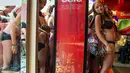 Promo unik yang diberlakukan toko pakaian Desigual adalah membebaskan orang untuk memilih dan mendapatkan produk secara gratis, dengan syarat mau dilucuti sebelum masuk ke dalam gerai, Berlin, (20/6/2014). (REUTERS/Thomas Peter)