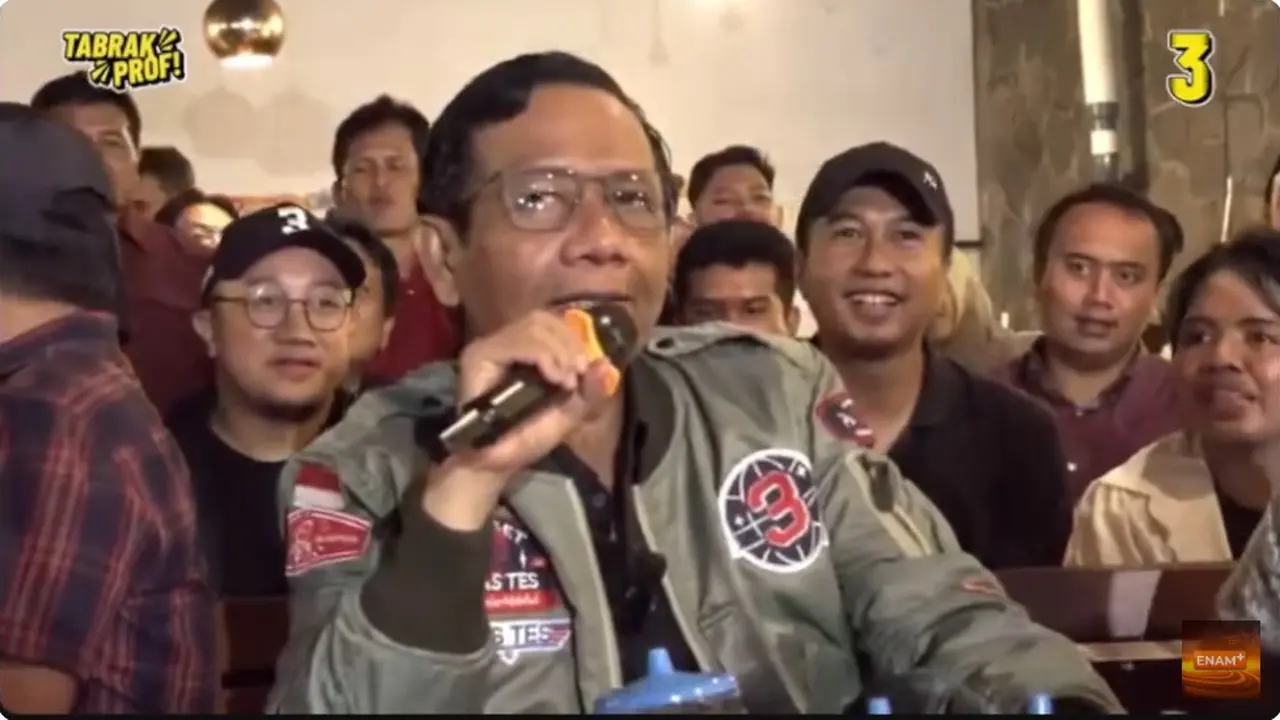 Calon Wakil Presiden (cawapres) nomor urut 03 Mahfud Md melakukan tanya jawab dengan pendukungnya dalam acara Tabrak Prof! di Semarang, Jawa Tengah, Selasa (23/1/2024).