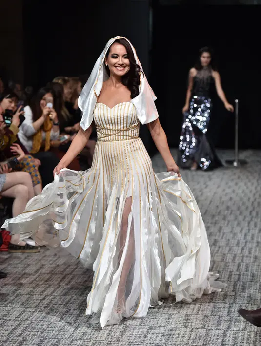 Seorang model tunanetra berjalan di atas catwalk mengenakan busana label US, American Wardrobe, selama pagelaran Paris Fashion Week di Paris, Rabu (5/10). (AFP PHOTO/Christophe Archambault)