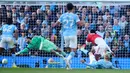 Gol kemenangan Manchester City kemudian tercipta pada menit ke-65 melalui Erling Haaland. Pemain Norwegia tersebut bergerak tak terhentikan meski dikawal ketat oleh Gabriel Magal Haes. (AP Photo/Dave Thompson)