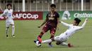 Bek PSM Makassar, Dedy Gusmawan, berebut bola dengan pemain Shan United pada laga Piala AFC 2020 di Stadion Madya, Senayan, Jakarta, Rabu (26/2). PSM menang 3-1 atas Shan United. (Bola.com/Yoppy Renato)