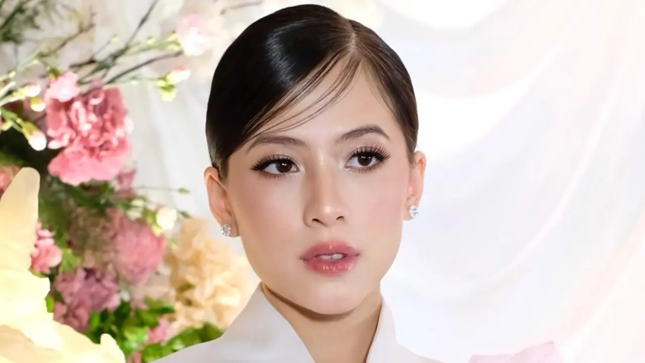 Makeup Zara Adhisty di hari pernikahan. [@anandachrstie]