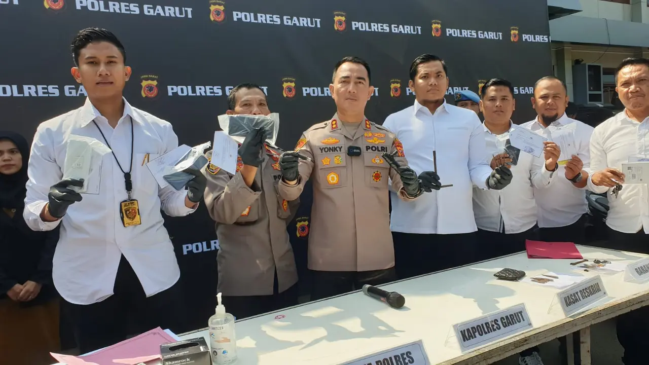 Kapolres Garut, Jawa Barat AKBP Rohman Yonky Dilatha bersama jajaran menunjukan barang bukti kejahatan pencurian kendaraan bermotor dalam rilis kasus di Mapolres Garut. (Liputan6.com/Jayadi Supriadin)