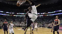 Forward Boston Celtics Jaylen Brown (7) melakukan slam dunk pada gim ketujuh semifinal Wilayah Timur playoffs NBA 2017 di TD Garden, Selasa (16/5/2017) pagi WIB. (AP Photo/Charles Krupa)