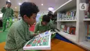 <p>Siswa Sekolah Dasar (SD) membaca buku di ruang baca Perpustakaan Nasional (Perpusnas), Jakarta, Selasa (18/2/2020). Selain megah dan memiliki koleksi lengkap, Perpusnas juga menyediakan ruangan perpustakaan untuk anak-anak, layanan untuk penyandang disabilitas dan lansia. (Liputan6.com/Angga Yuniar)</p>