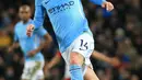 Bek Aymeric Laporte membawa bola saat bertanding melawan West Bromwich Albion's di Liga Inggris di Stadion Etihad, Manchester (31/1). Pemain 23 tahun ini menjadi pemain keenam yang diboyong Pep Guardiola pada musim 2017-2018. (AFP Photo/Lindsay Parnaby)