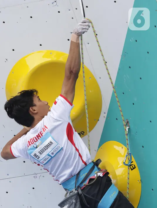 Atlet panjat tebing putra Indonesia, Raviandi Ramadhan memasang tali ke pengaman saat beraksi di babak semifinal kategori lead Kejuaraan Dunia Panjat Tebing 2022 seri Jakarta, Senin (26/9/2022). Raviandi Ramadhan menjadi satu-satu wakil Indonesia di Babak Final lead putra Kejuaraan Dunia Panjat Tebing 2022 seri Jakarta. (Liputan6.com/Helmi Fithriansyah)