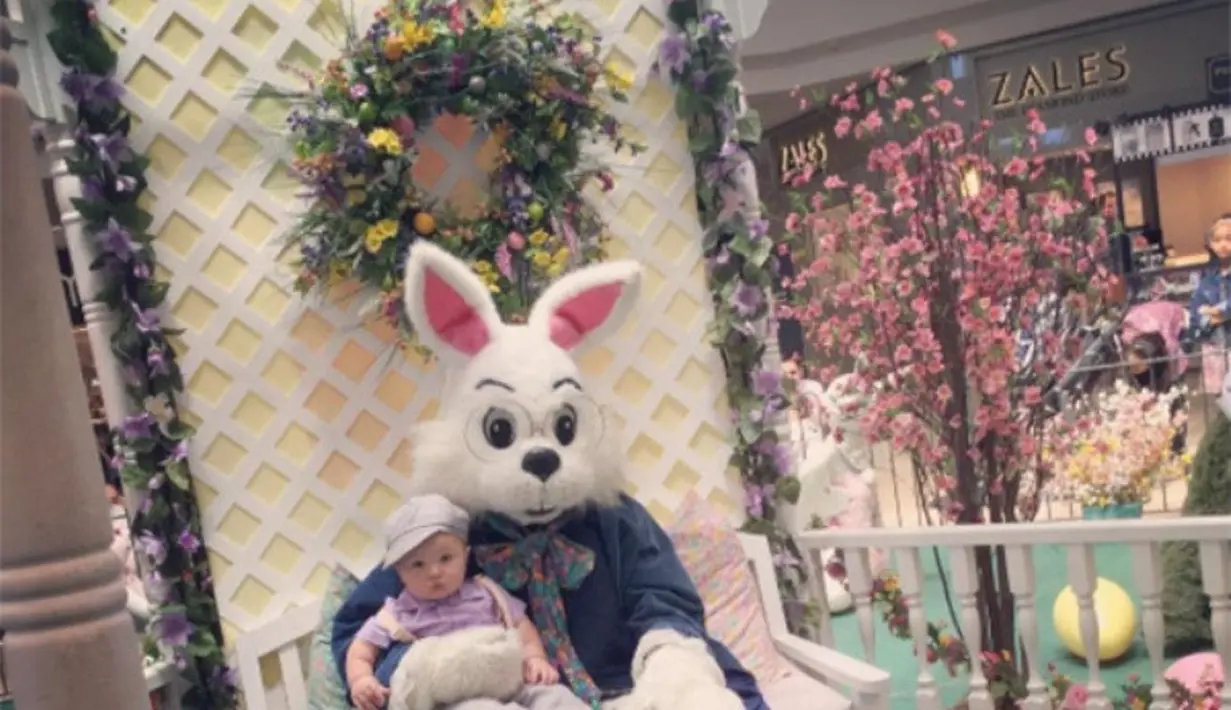 Nah! Ini cara JWow dan anaknya merayakan Paskah bersama! (HollywoodLife)