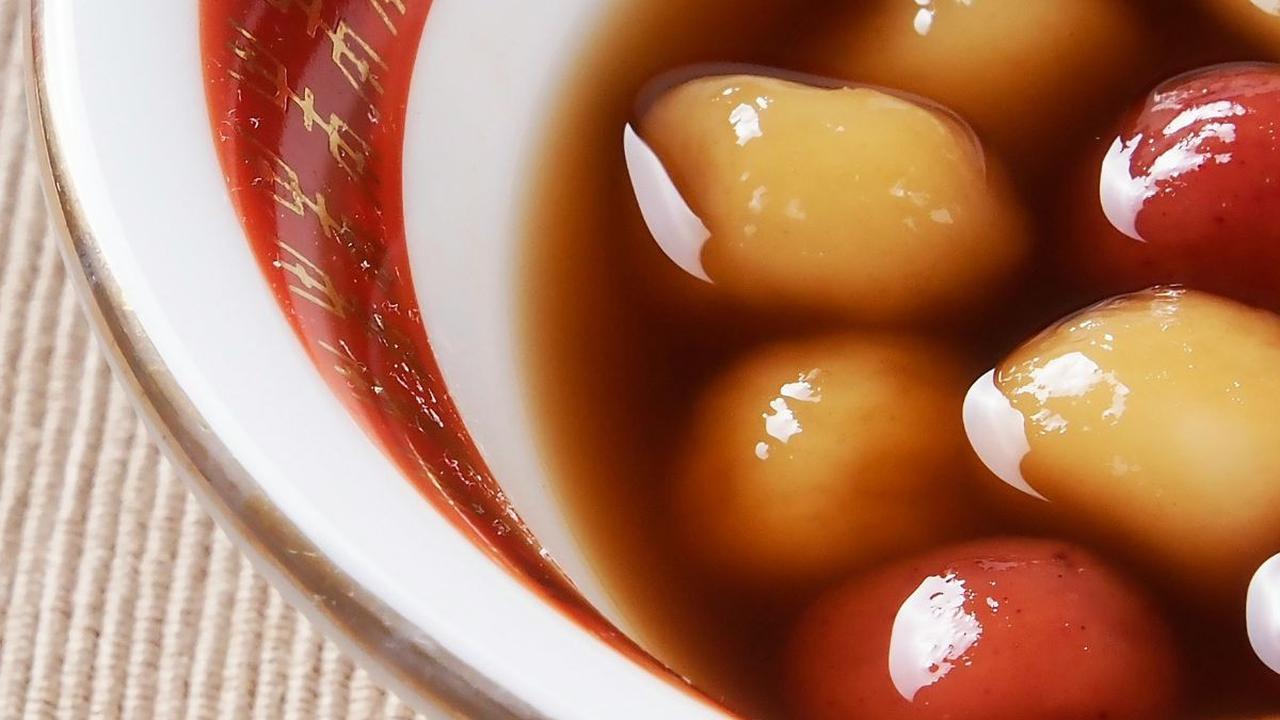 Kue berbahan dasar ketan memiliki tekstur yang kenyal dan rasa yang khas. Proses pembuatannya pun melibatkan beragam teknik dan resep tradisional yang turun-temurun dari generasi ke generasi, menjadikannya sebagai bagian tak terpisahkan dari budaya kulin