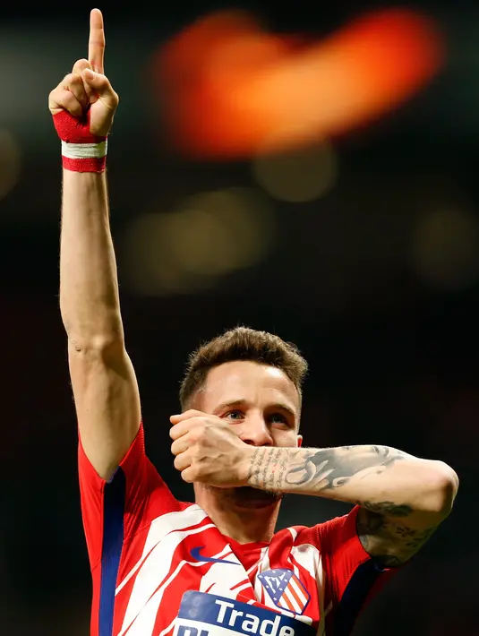 Gaya gelandang Atletico Madrid Saul Niguez saat melakukan selebrasi usai membobol gawang FC Lokomotiv Moskow pada pertandingan Liga Europa leg pertama di stadion Wanda Metropolitano, Madrid (8/3). (AP / Francisco Seco)