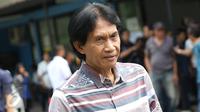 Pengamat musik Bens Leo turut hadir memberikan belasungkawa atas meninggalnya Eddy Silitonga di rumah duka RS Fatmawati, Jakarta, Kamis (25/8). Eddy Silitonga memang tengah menjalani perawatan di RS karena penyakit jantung (Liputan6.com/Immanuel Antonius)