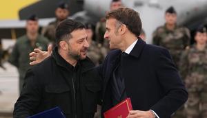 Presiden Volodymyr Zelenskyy dan Presiden Emmanuel Macron pada Senin (17/11/2025), usai penandatanganan&nbsp;komitmen awal atau ketertarikan resmi Ukraina atas pembelian hingga 100 jet tempur Rafale, drone, sistem pertahanan udara, dan berbagai perlengkapan penting lainnya dari Prancis. (Dok. AP/Christophe Ena)