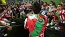 Para pemain Athletic Bilbao berselebrasi saat merayakan kemenangan trofi Piala Super Spanyol usai mengalahkan Barcelona di stadion La Cartuja di Seville, Senin (18/1/2021).  (AFP/RFEF/Pablo Garcia)