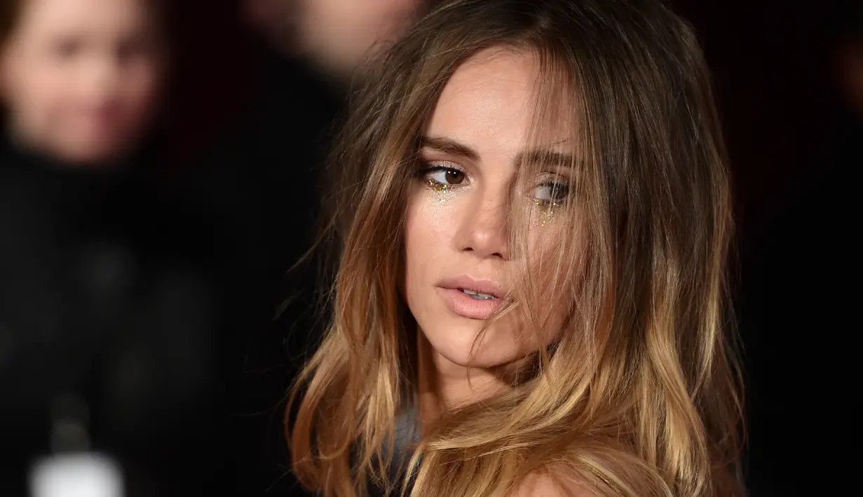 Model asal Inggris, Suki Waterhouse tampak membiarkan rambutnya tergerai indah saat menghadiri premier film "Pride and Prejudice dan Zombie" di Leicester Square, London, Senin (1/2/2016). (LEON NEAL/AFP)