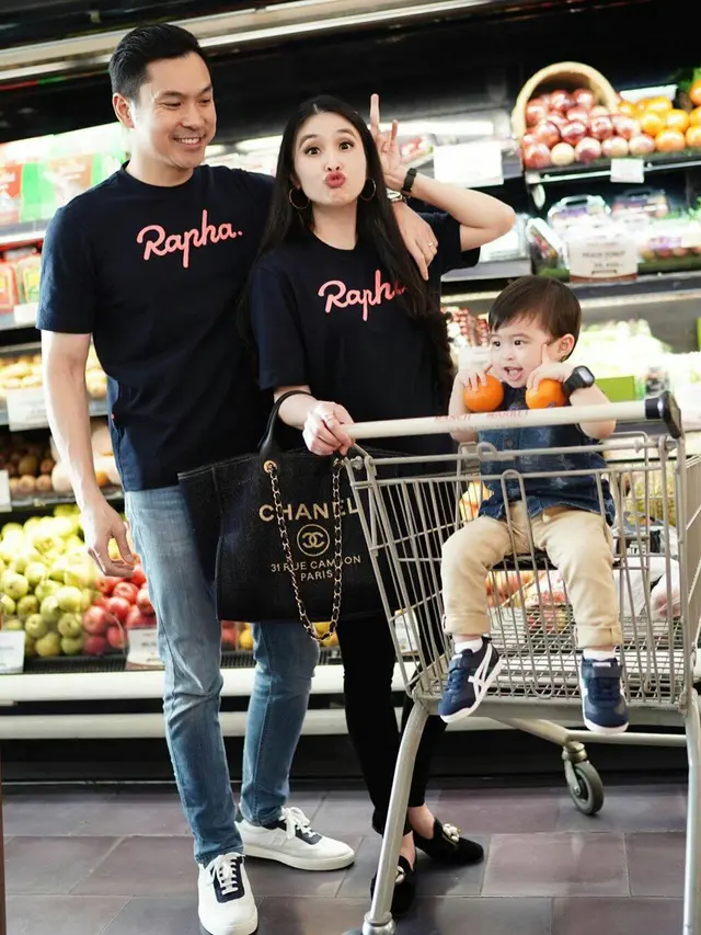 Sandra Dewi dan Keluarga