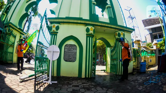 Masjid Kauman Semarang Disemprot Cairan Disinfektan