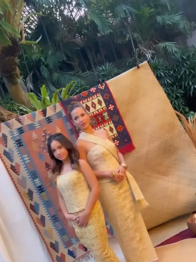Mikhayla Zalindra Bakrie Pakai Gaun