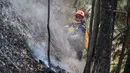 Relawan memadamkan api di Taman Nasional Bromo Tengger Semeru dekat Gunung Bromo di Pasuruan, Jawa Timur, Senin, 10 Agustus 2026. (AFP/ Juni Kriswanto)