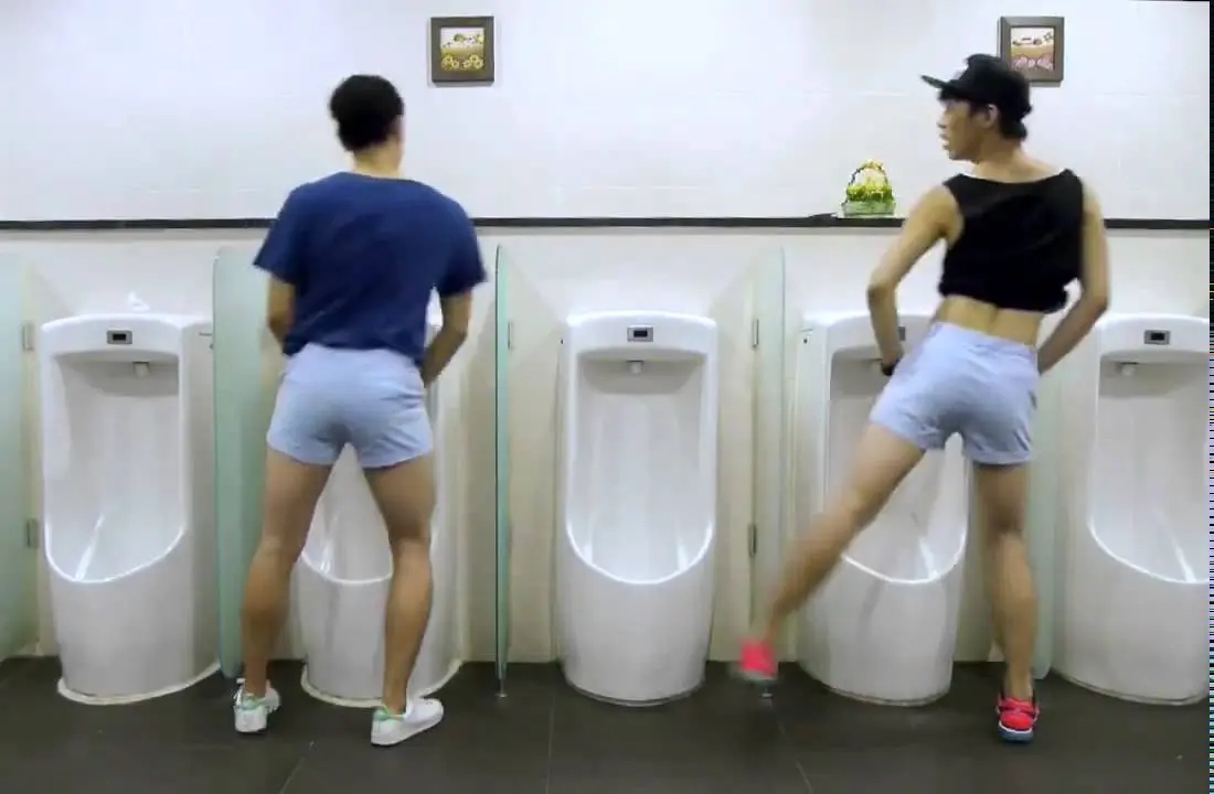 Ngajak temen ke toilet. (Via: youtube.com)