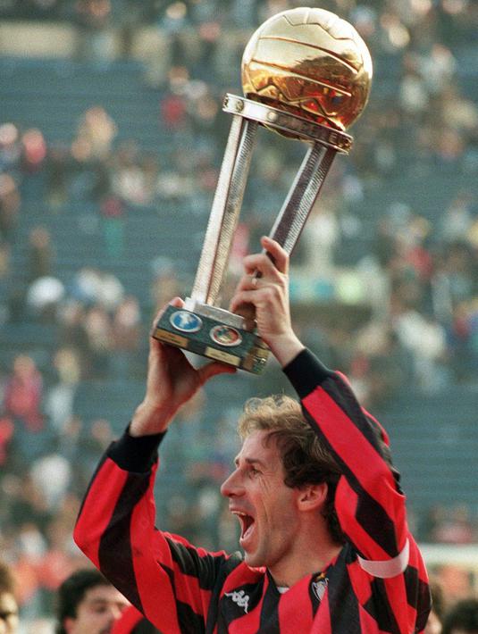 6. Franco Baresi (AC Milan) - Selain nomor tiga, AC Milan juga memensiunkan nomor enam milik salah satu bek tengah terbaiknya. Pemain berjuluk Piscinin ini sukses mempersembahkan 18 trofi untuk I Rosonerri di berbagai ajang. (AFP/Kazuhiro Nogi)