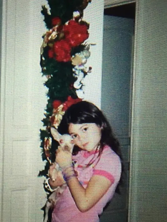 Kylie Jenner memang pecinta anjing sejak kecil, ia pun terlihat imut di foto ini. Banyak orang yang menganggap Kylie Jenner melakukan operasi plastik untuk mempercantik dirinya. (via instagram/@kyliejenner)