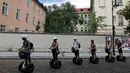 Sejumlah turis menggunakan segway untuk menikmati keindahan kota dan bangunan tua di pusat kota Praha, Ceko, Selasa (19/7). Segway adalah kendaraan personal listrik beroda 2 yang mampu menyeimbangkan sendiri. (REUTERS/David W Cerny)