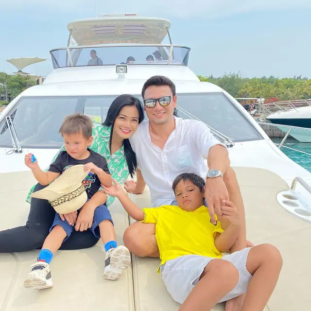 7 Kemesraan Titi Kamal dan Christian Sugiono Saat Liburan di Atas Kapal