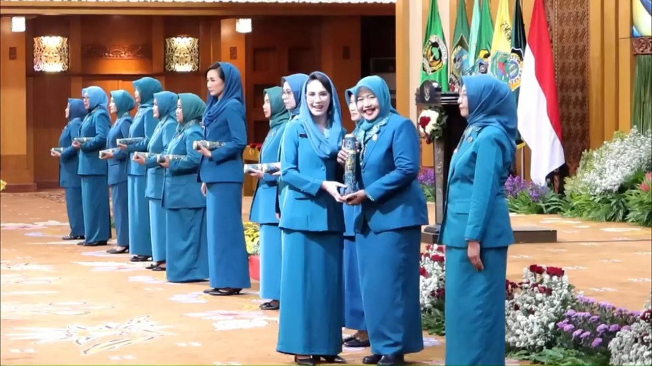 Dapat Ciuman Dari Sang Suami, 8 Foto Cantik Arumi Bachsin Saat Melantik Ketua TP PKK