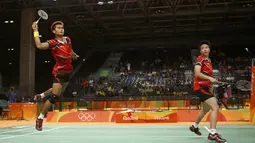 Sejak awal laga Tontowi Ahmad/Liliyana Natsir bermain baik sehingga membuat pasangan nomor satu dunia asal China itu kesulitan mengembangkan permainan. (Reuters/Jeremy Lee)