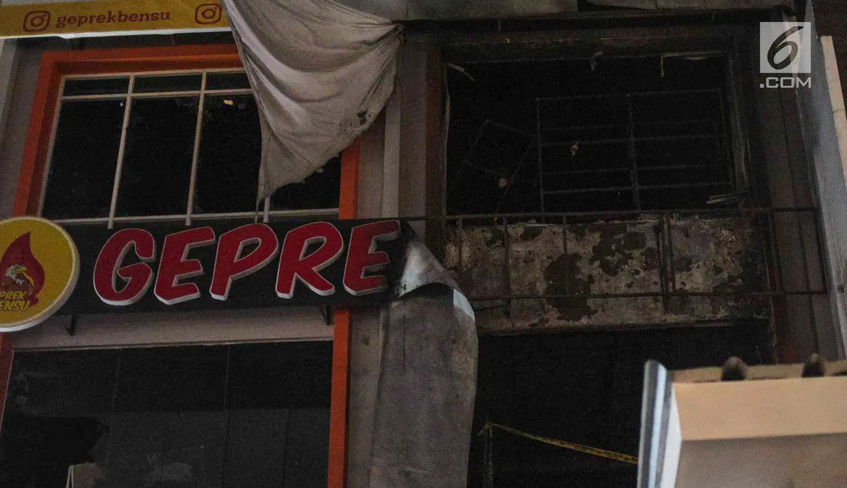 Kondisi Restoran Geprek Bensu pasca kebakaran di Jalan Fatmawati, Jakarta Selatan, Rabu (31/1/2019). Bangunan 3 lantai tersebut terbakar sekitar pukul 14.21 dan berhasil dipadamkan dengan 13 unit mobil pemadam. (Liputan6.com/Faizal Fanani)