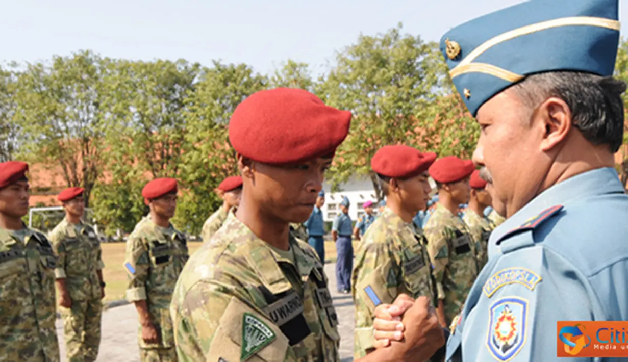 Citizen6, Surabaya: Dankodikopsla Laksma TNI  Yayat Achmad Hadirat, mengucapkan selamat kepada 28 siswa pendidikan brevet pasukan katak di Lapangan Apel Kodikopsla, Ujung, Surabaya, Kamis (2/8). (Pengirim: Penkobangdikal).