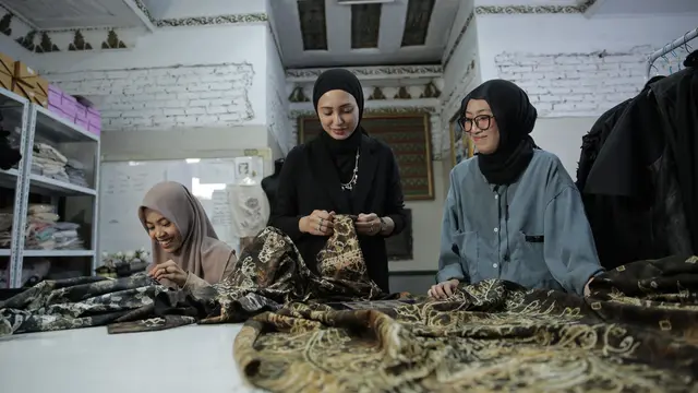 Echoes of Borneo, Keahlian Irmasari Joedawinata Memahat Seni Kain Sasirangan di Parade Wastra Nusantara 2025