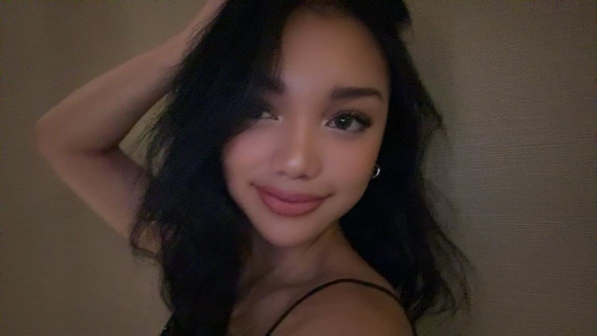 Intip 7 Potret Inspirasi Makeup Bold dan Gaya Busana Naura Ayu yang Selalu Memesona