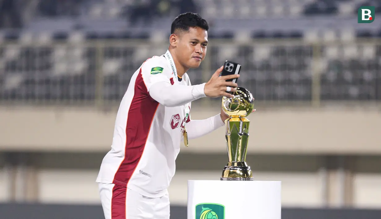 Pemain Garudayaksa, Taufik Hidayat swafoto dengan piala Pegadaian Championship dalam babak final di Stadion Maguwoharjo, Sleman, pada Sabtu (9/5/2026) malam WIB.