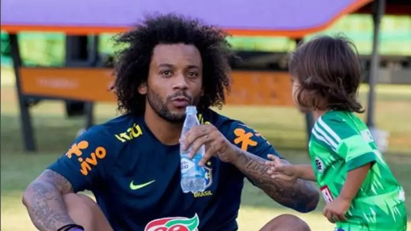 Pemain belakang Timnas Brasil, Marcelo, saat bersama putranya di sela-sela latihan Tim Samba. (Instagram/@marcelotwelve)