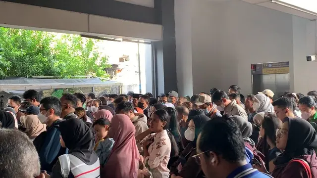 Eskalator Stasiun Duri Masih Diperbaiki, Penumpang Berdesakan