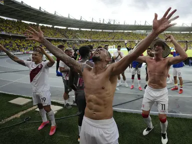 Pemain Peru merayakan kemenangan tim mereka atas Kolombia pada lanjutan fase grup kualifikasi Piala Dunia 2022 zona Amerika Selatan, di Estadio Metropolitano Roberto Meléndez, Sabtu (29/1/2022) dini hari WIB. Peru menang 1-0. (AP Photo/Fernando Vergara)