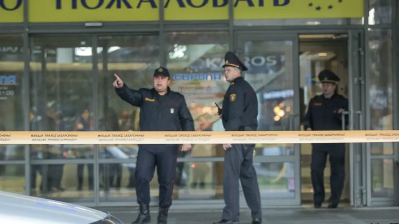 Polisi terlihat berada di lokasi terjadinya serangan di sebuah pusat perbelanjaan di Minsk, Belarus 