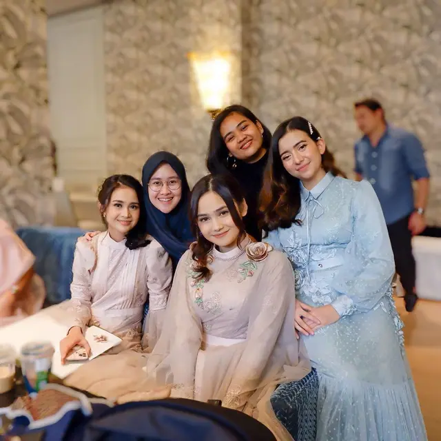 6 Potret Kebersamaan Syifa Hadju dan Michelle Ziudith, Kompak dan Hangat