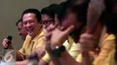 Tim sukses Ade Kamomarudin, Bambang Soesatyo (kedua kiri) memberikan keterangan pers  untuk memenangkan  bursa pemilihan calon ketua umum DPP Golkar di Yogyakarta (11/3/2016). Rencana  Munaslub akan di gelar pada tahun 2016. (Liputan6.com/Boy Harjanto)