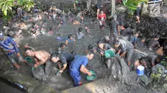 Warga melakukan prosesi resik sendang atau pembersihan mata air dalam tradisi Sadranan di Sendang Gede Pucung, Pudakpayung, Semarang, Jumat (12/4). Tradisi turun temurun membersihkan mata air dilanjutkan berdoa dan makan bersama itu sebagai rasa syukur atas limpahan rezeki. (Liputan6.com/Gholib)
