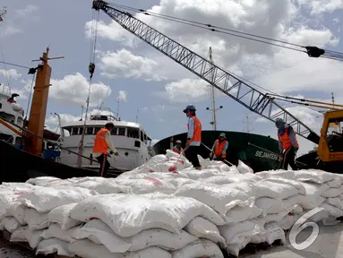 Aktivitas pekerja melakukan bongkar muat di Pelabuhan Sunda Kelapa, Jakarta, Jumat (9/1/2015). (Liputan6.com/Faizal Fanani)