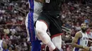 Pemain Houston Rockets, Eric Gordon (10) berusaha melakukan tembakan saat diadang pemain Detroit, Anthony Tolliver pada laga NBA basketball game, di Toyota Center, Houston, (22/3/2018). Rockets menang 100-96. (AP/David J. Phillip)