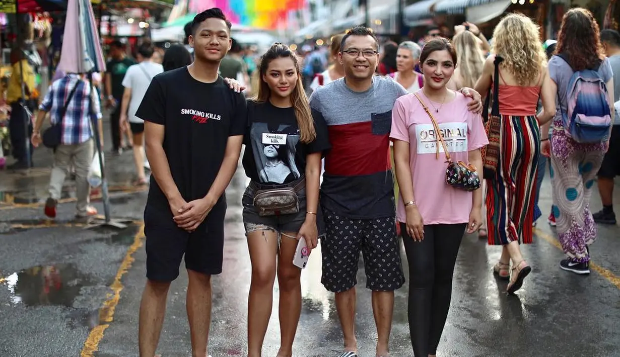 "Terus terang, Pipi cuma bilang, kamu bahagia, jalani saja. Enggak ada jalan lain, dong. Memang bisa (melarang)? Enggak bisa, kan? Bukan zaman Siti Nurbaya, kata Ahmad Dhani. Mau apa lagi? Banyak pertanyaan juga, 'Kamu gimana lihat Aurel sama Atta?,” ujarnya. (Instagram/aurelie.hermansyah)