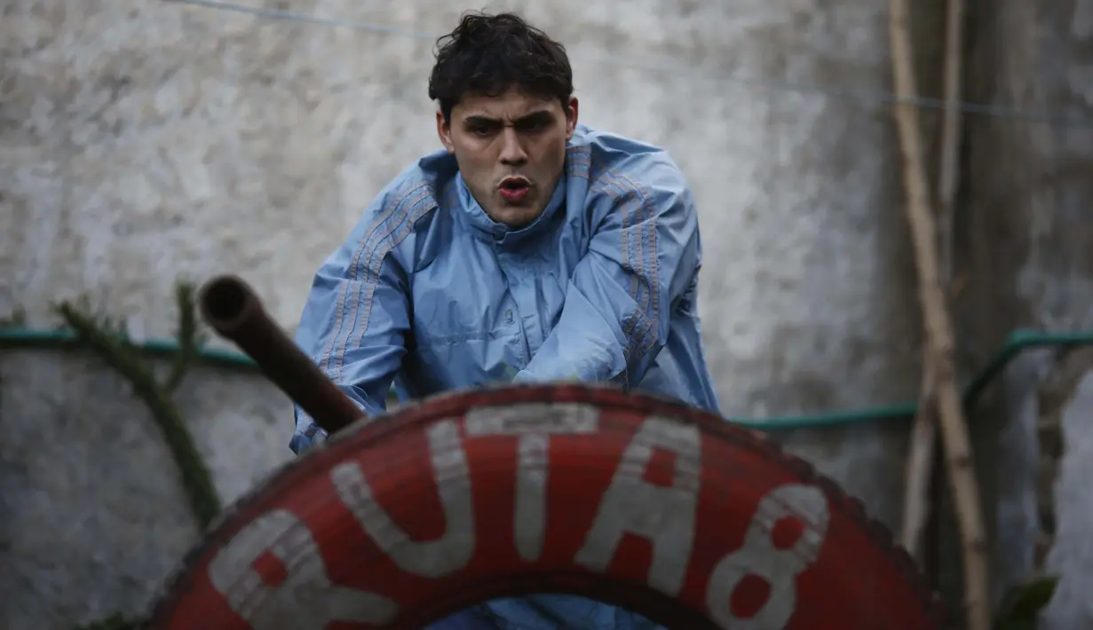 Yamil Peralta melakukan latihan di rumahnya di Jose C. Paz di pinggiran Buenos Aires, Argentina, 29 Juli 2020. Di tengah lockdown, petinju profesional ini membuat alat olahraga darurat di rumahnya untuk berlatih dengan harapan lolos kualifikasi untuk Olimpiade Tokyo 2021. (AP Photo/Marcos Brindicci)