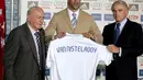 Penyerang baru Real Madrid Ruud Van Nistelrooy diperkenalkan oleh Presiden Real Madrid Ramon Calderon (kanan) dan Presiden Kehormatan Alfredo di Stefano (kiri) di Stadium Santiago Bernabeu, Spanyol, Jumat (28/7/2006). (EPA/Paco Campos)